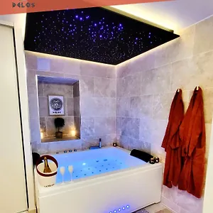 https://la-suite-delos-jacuzzi-2-places-centre-ville-a-pied-lit.inbrittany.com